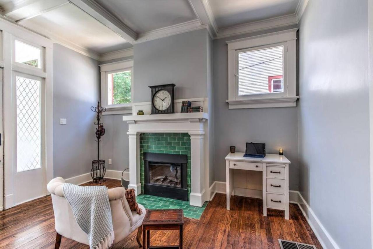 Elegant Colonial With Lovely Details And Character Memphis Exteriör bild