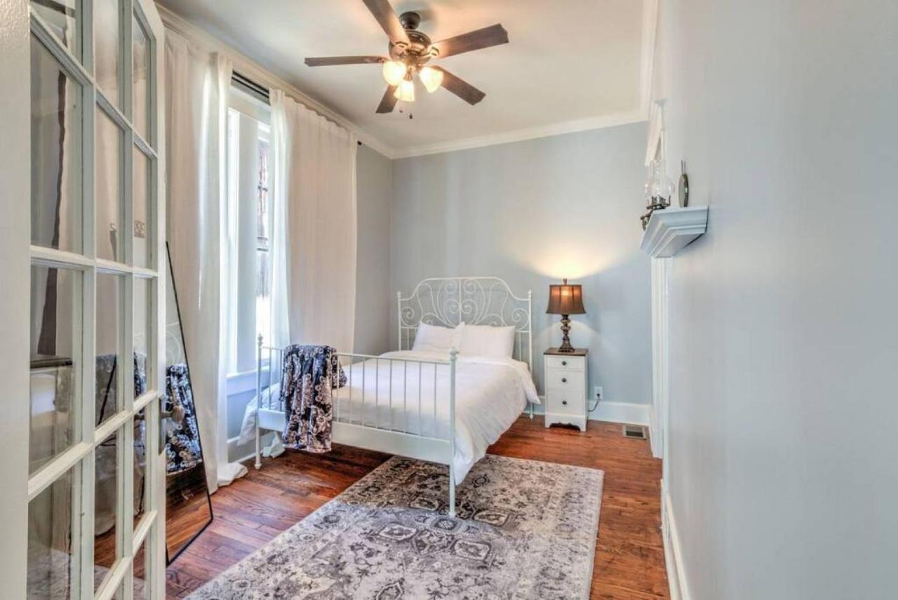 Elegant Colonial With Lovely Details And Character Memphis Exteriör bild