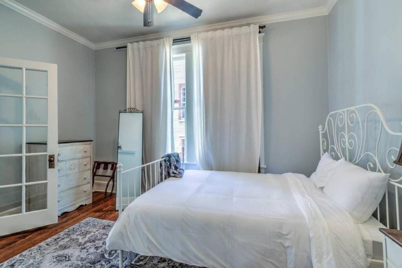 Elegant Colonial With Lovely Details And Character Memphis Exteriör bild